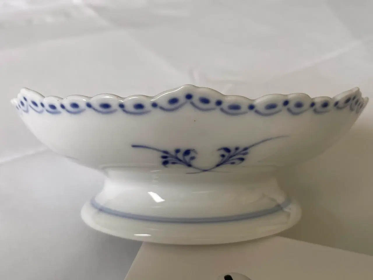Billede 5 - Skål på fod, musselmalet halvblonde, Kgl. Porcelæn