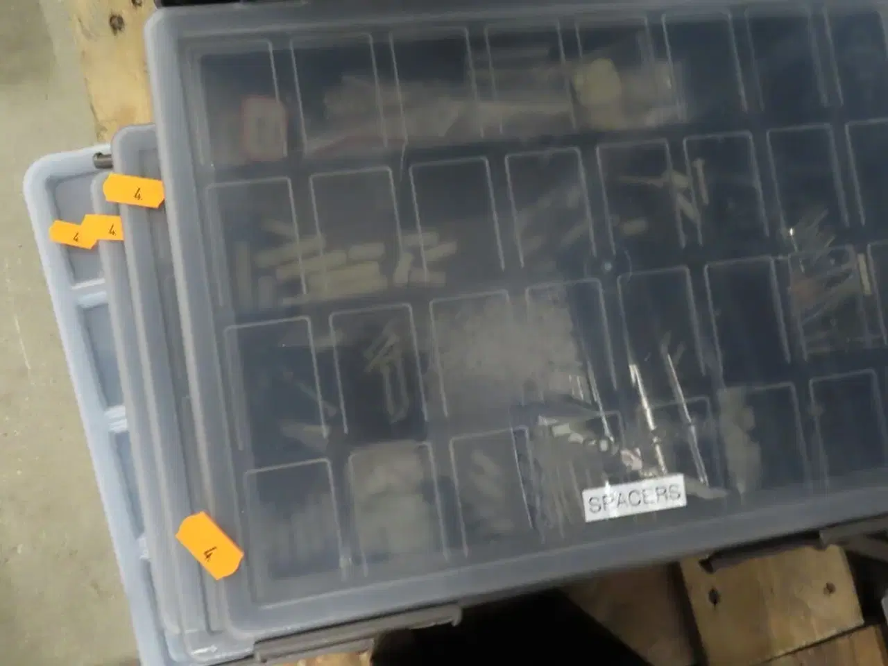 Billede 19 - Opbevaringskasser med div elektronikdele til bl.a. kabler