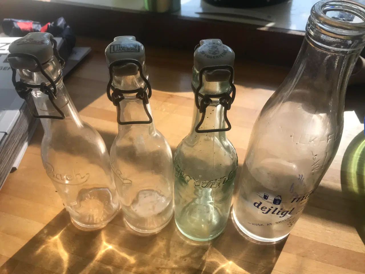 Billede 1 - antikke sodavndsflasker samt mælkeflaske