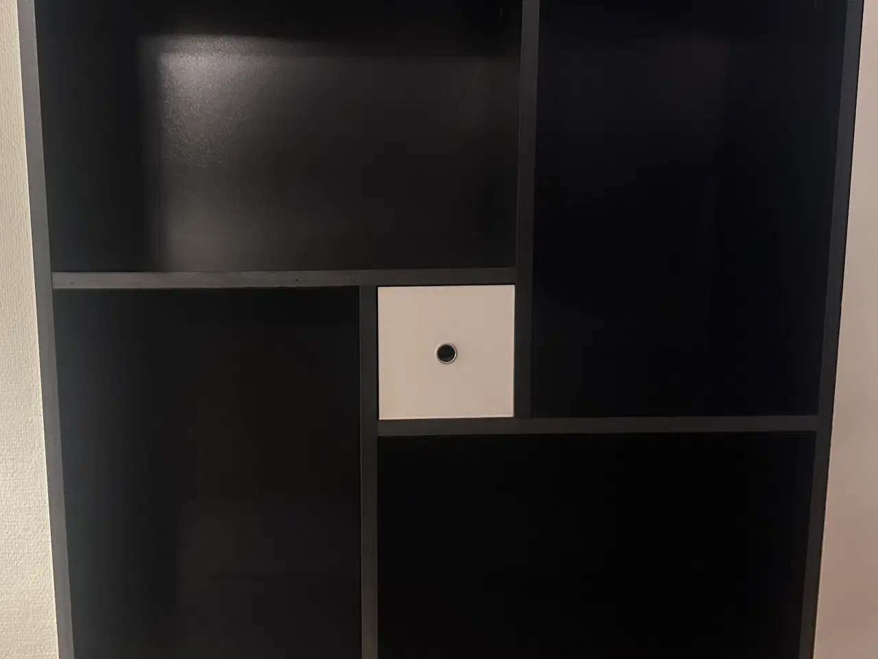 Billede 3 - 2 stk. Reoler i sort med hylder og vendbar skuffer