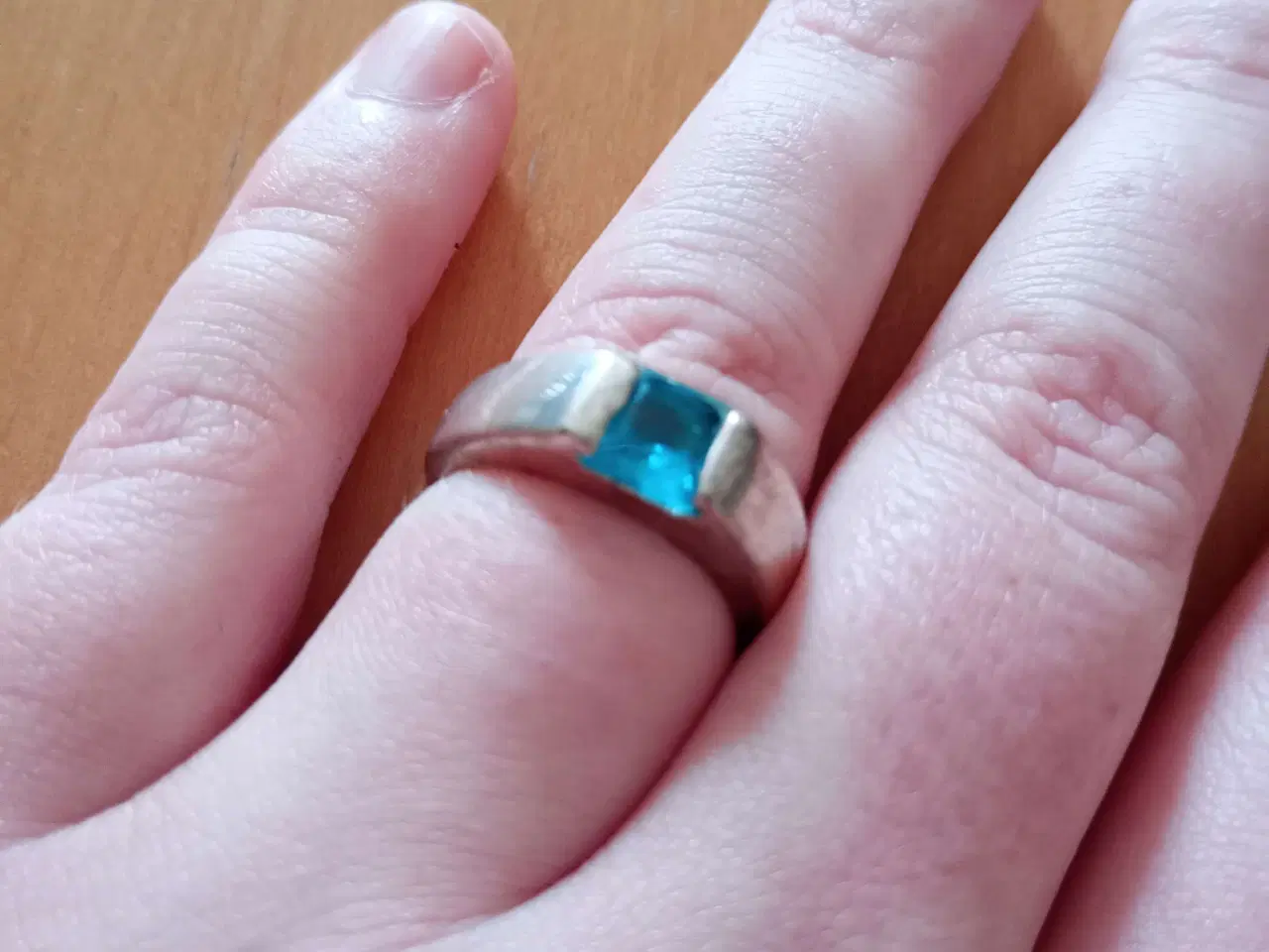 Billede 1 - Fingerring med blå sten