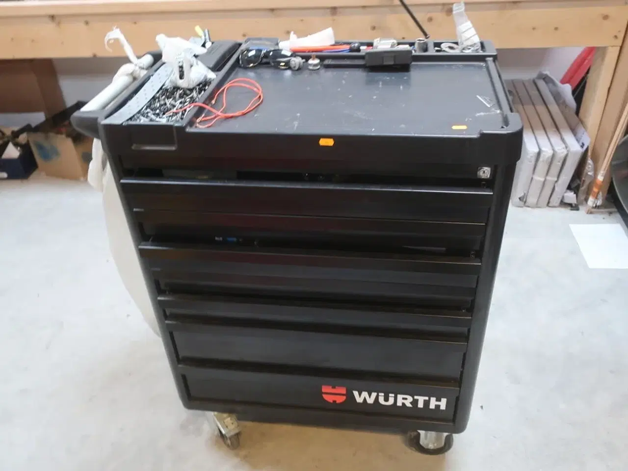 Billede 1 - Værkstedsvogn med indhold