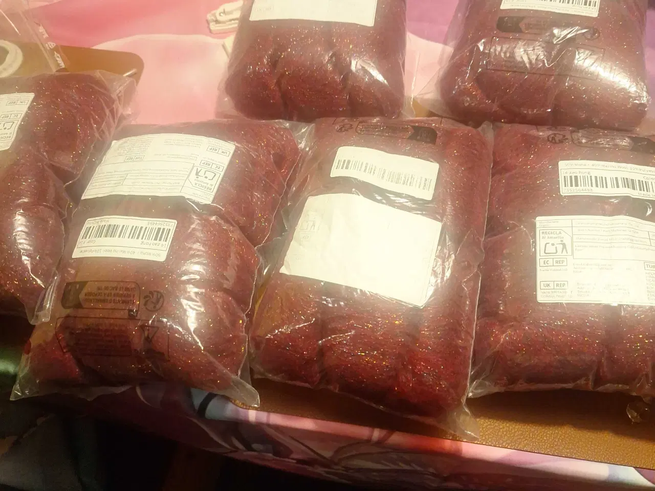 Billede 2 -  Garn  rød seks  pakke 