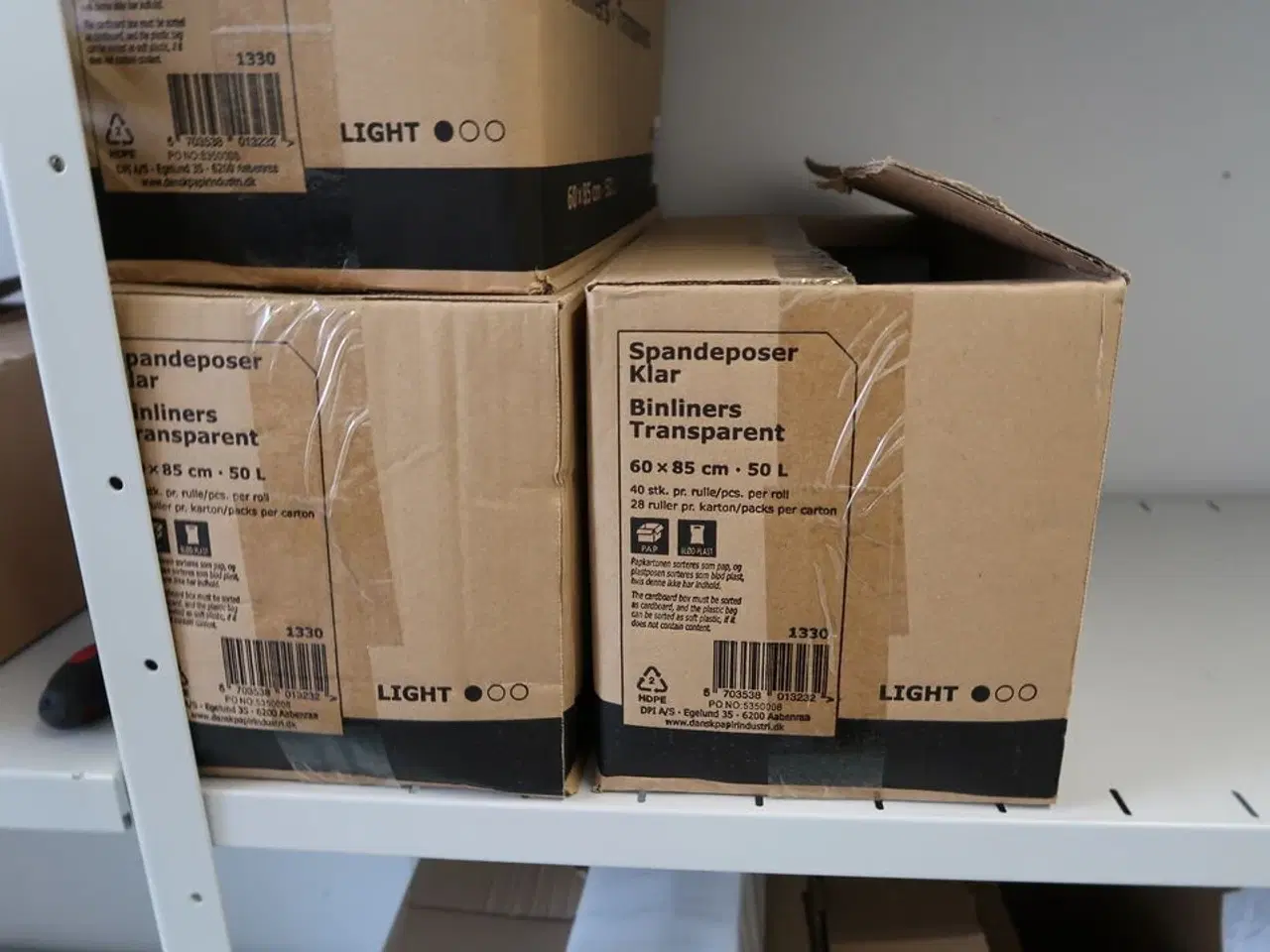 Billede 10 - 3 fag lagerreoler med div. Rengøringsmidler, rengøringsartikler m.m.