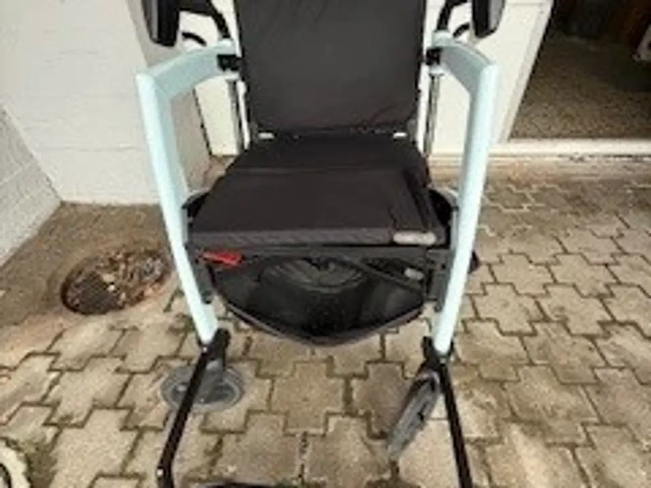 Billede 1 - Kombineret kørestol og rollator