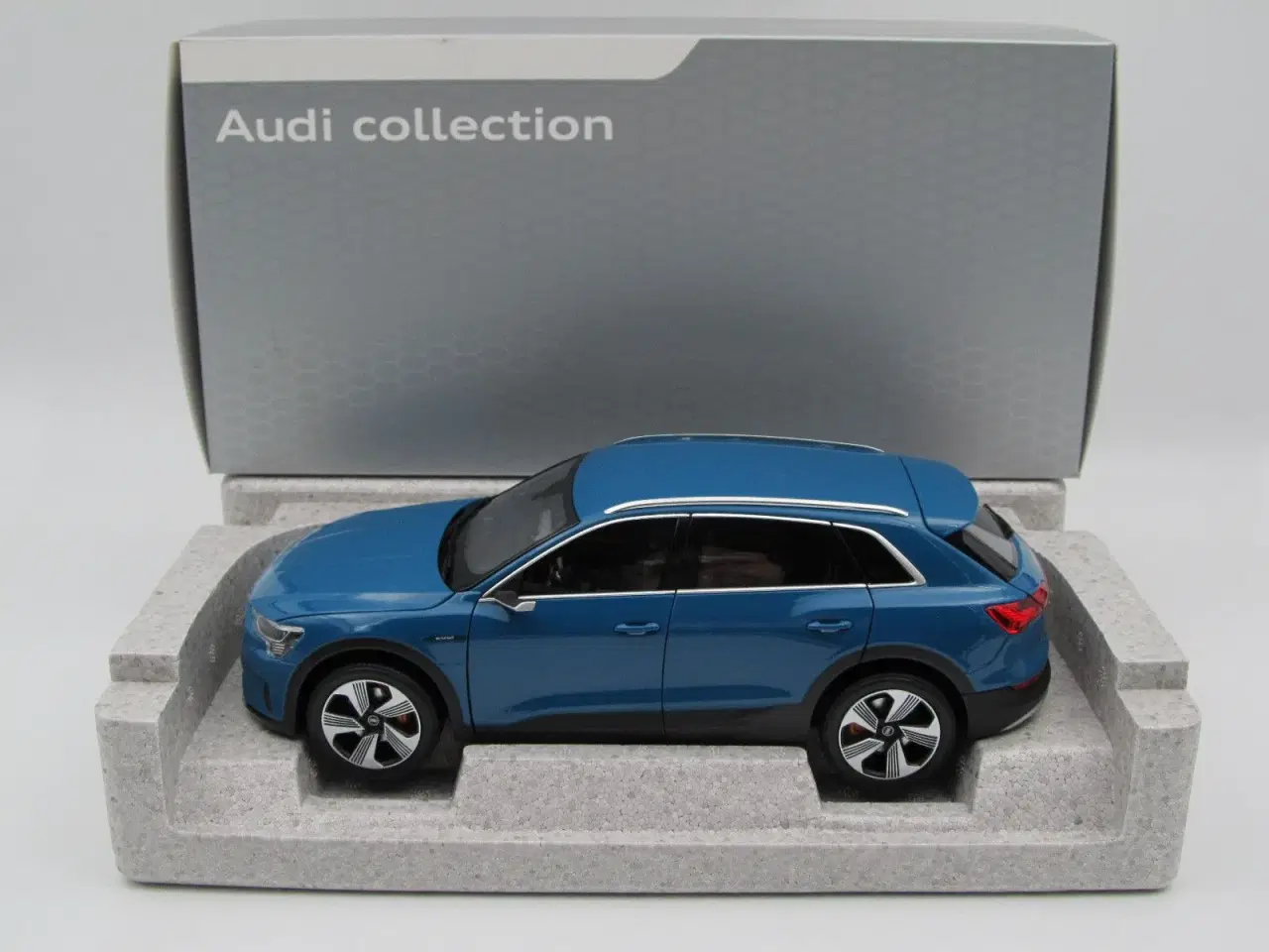 Billede 2 - Audi e-tron 1:18  - AUDI dealer Edition 