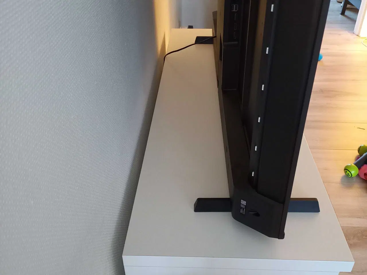 Billede 7 - Tv bord i råhvid 350 kr