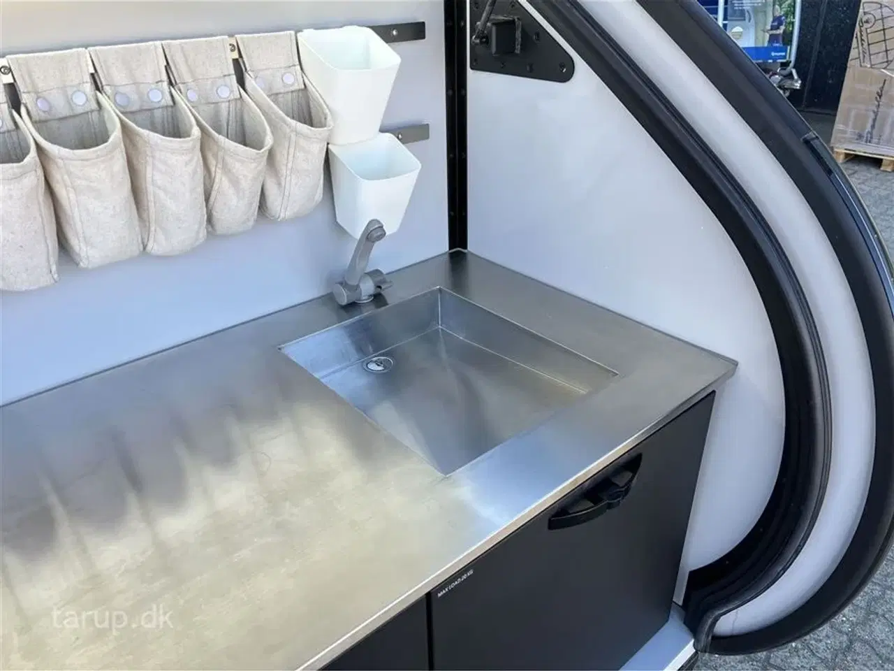 Billede 16 - 2023 - Hero Camper Ranger R   Køkkentelt, solcelle og batteripakke, alufælge, Webasto diesel fyr, Hero Camper Skyebox, markise, køleboks, endekøkken med 2 gasblus.