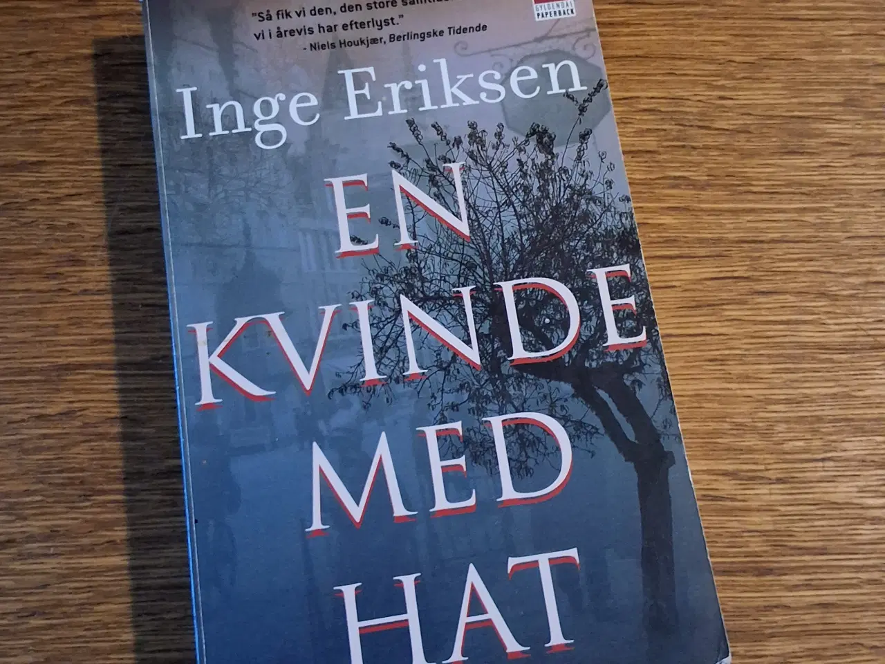 Billede 1 - EN KVINDE MED HAT, INGE ERIKSEN