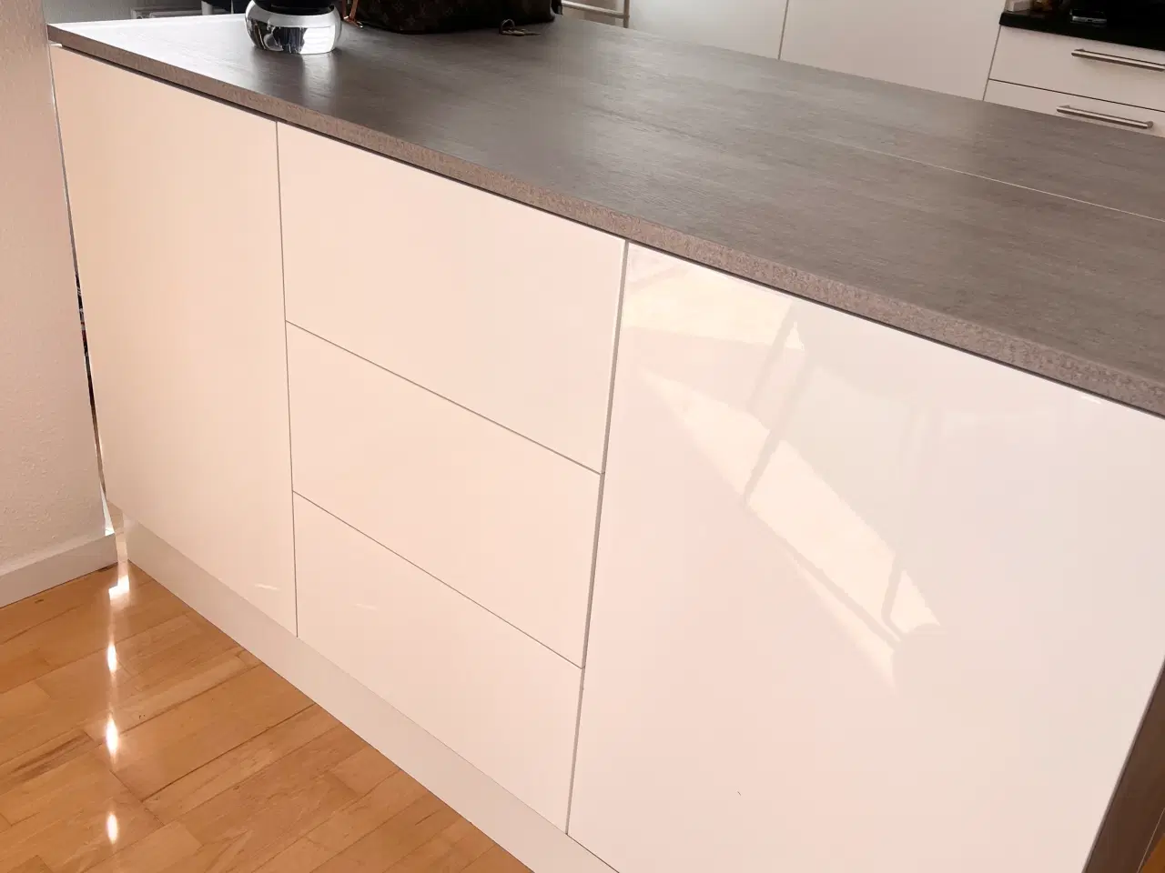 Billede 2 - Køkkenø med sokkel. 