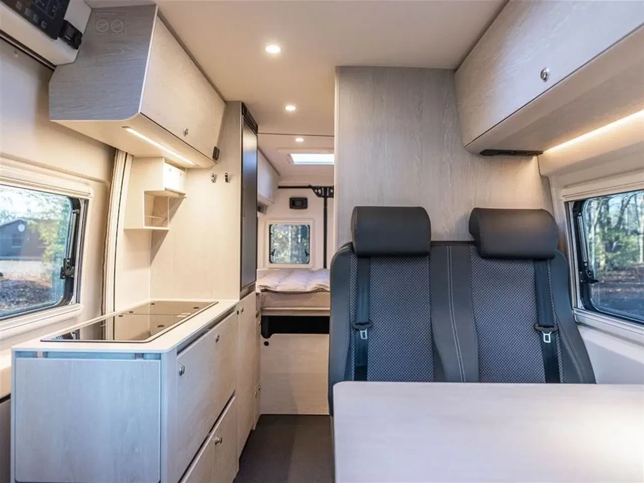 Billede 2 - 2026 - Tourne 6.4 Cruise aut. gear - Black   Den originale Tourne med langsgående senge