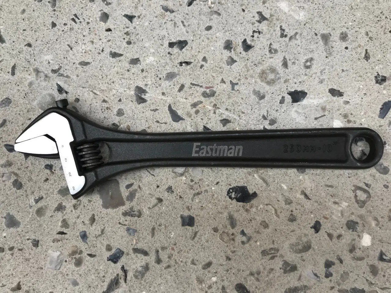 Billede 1 - Skiftenøgle 6\'\'  fosfateret med måleskala