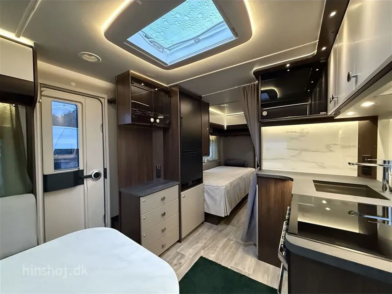 Billede 8 - 2026 - Polar Blueline 590 BS    Polar med enklesenge og stort toiletrum fra Hinshøj Caravan