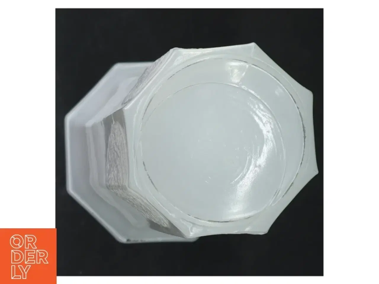 Billede 3 - Hvid glas vase med relief (str. H. 24,5 cm. ø. 7,5 cm)