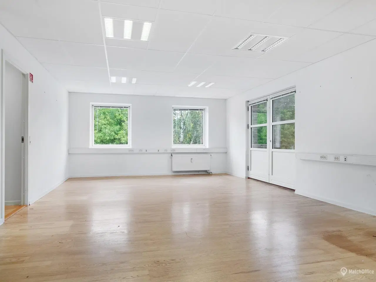 Billede 5 - Erhvervslokaler udlejes i meget synlig hjørne ejendom.