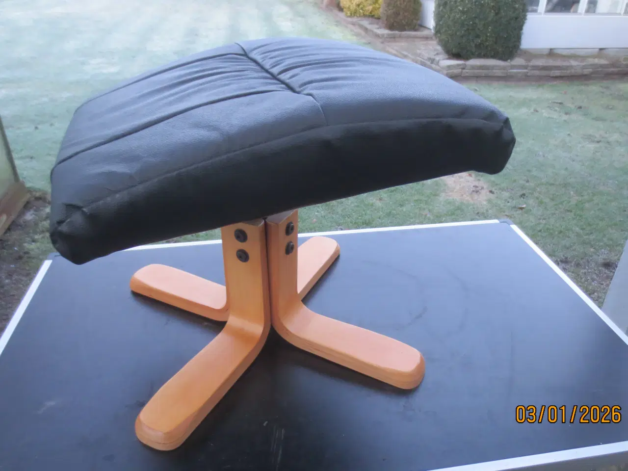 Billede 2 - 1 stk Fodskammel med sort læder 