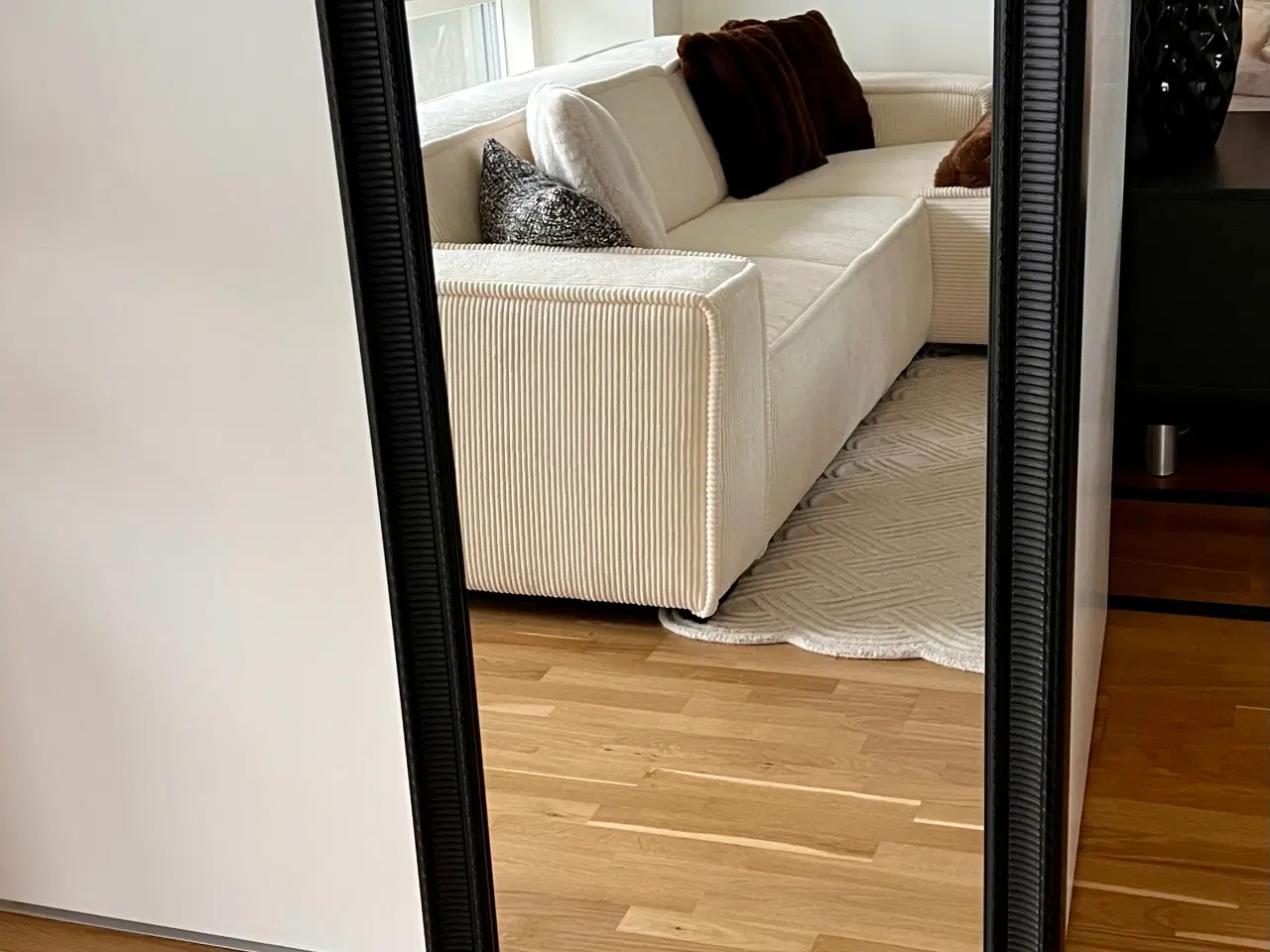 Billede 1 - Ilva spejl med sort ramme. 