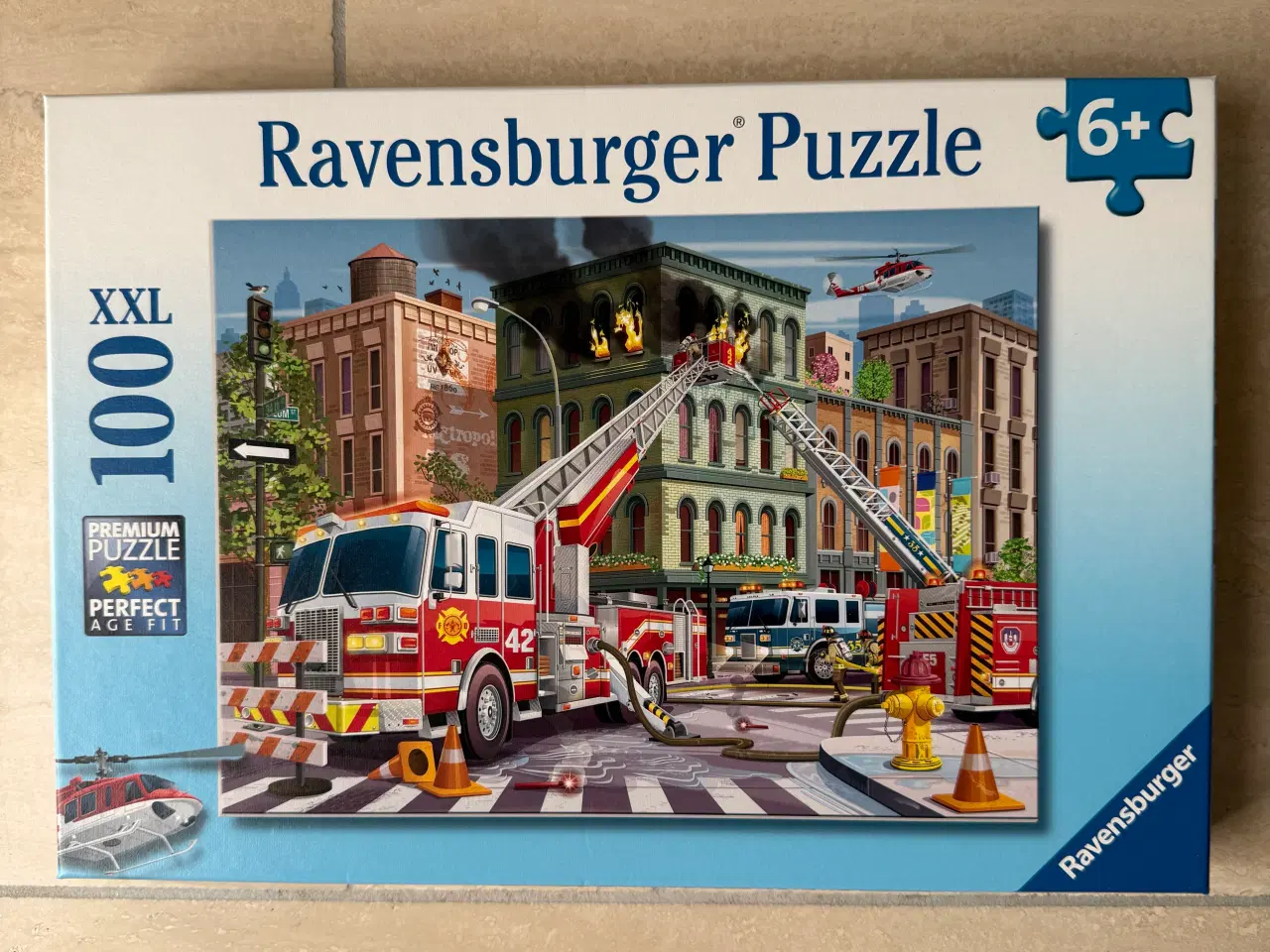 Billede 2 - Puslespil (Ravensburger), brandbil, 100 brikker