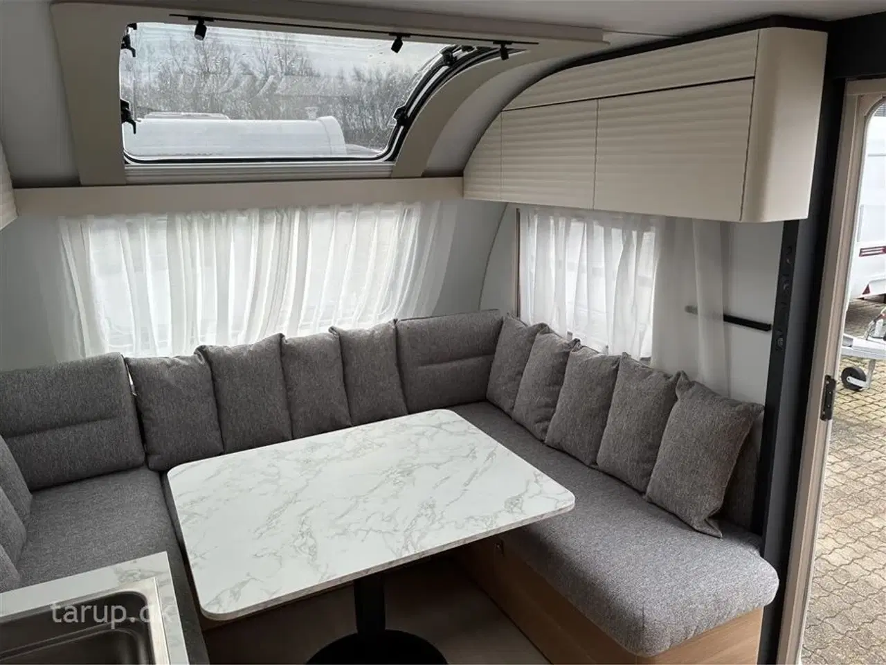 Billede 6 - 2026 - Adria Adora 663 UT Alde   ALDE centralvarme, elektrisk gulvvarme, frontkøkken, rundsiddegruppe, SmartBox gaskasse opbevaring, stort køleskab, enkeltsenge