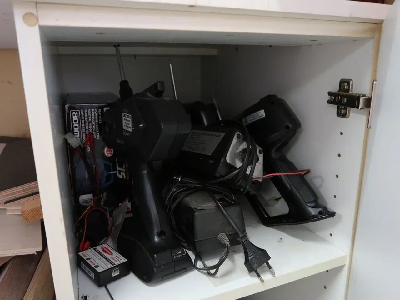 Billede 14 - Div. Plejemidler, skruer, møtrikker, racerbiler m.m.