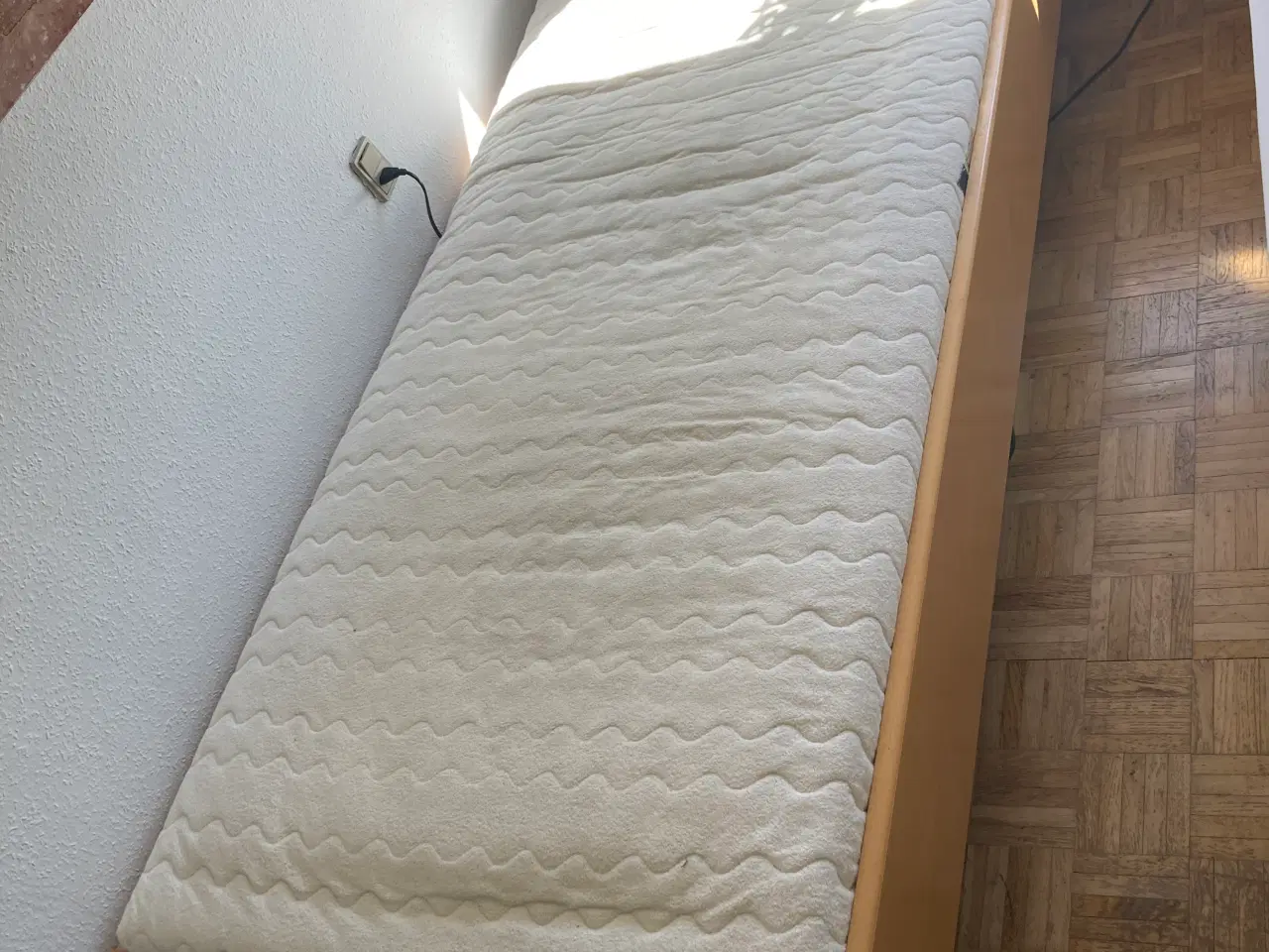 Billede 1 - elevations seng med bøgetræsramme - giv et bud