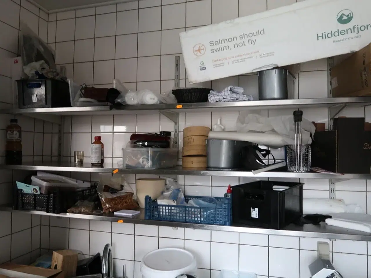 Billede 1 - 3 stk. rustfri stålhylder med indhold