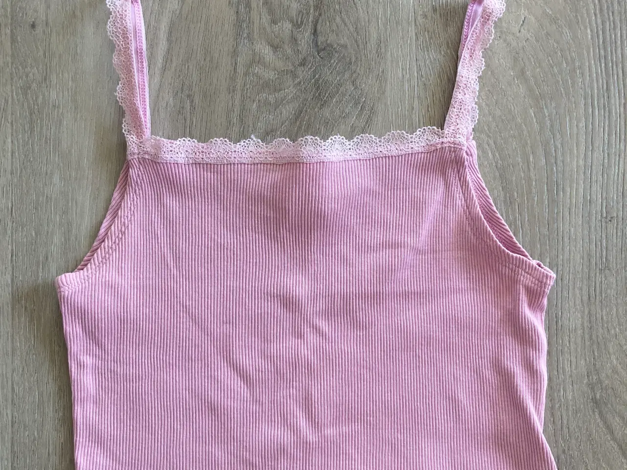 Billede 1 - Lyserød crop top i str. 134/140