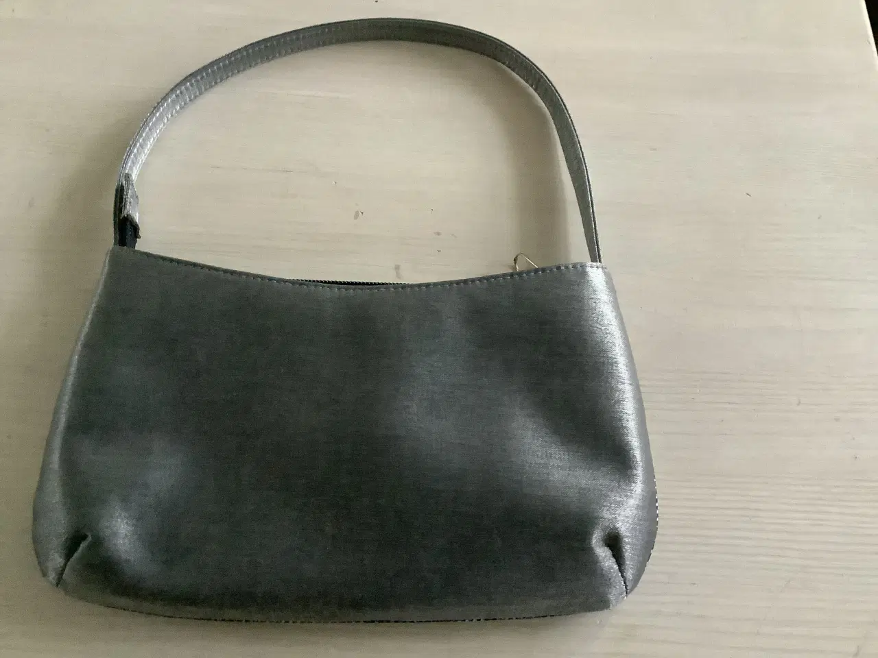 Billede 2 - Selvskabstaske grå i kunstlæder til kvinde.