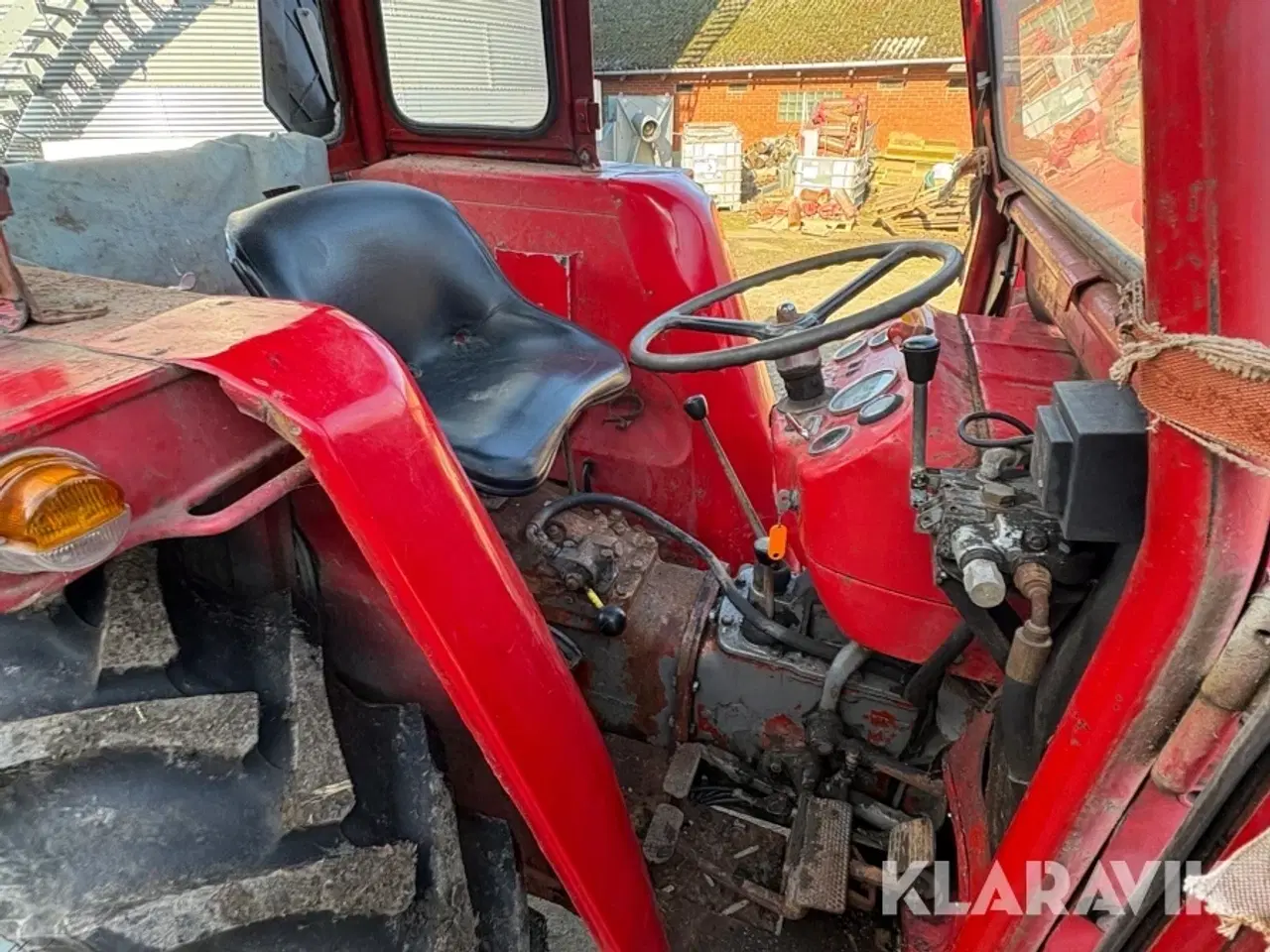 Billede 12 - Traktor Massey Ferguson 135 med fejekost