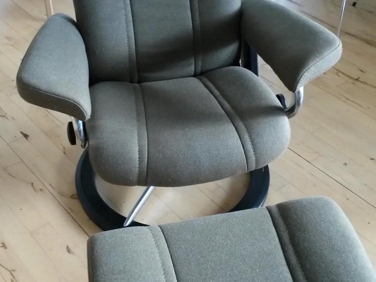 Billede 4 - som ny stressless wing med skammel i green stof.