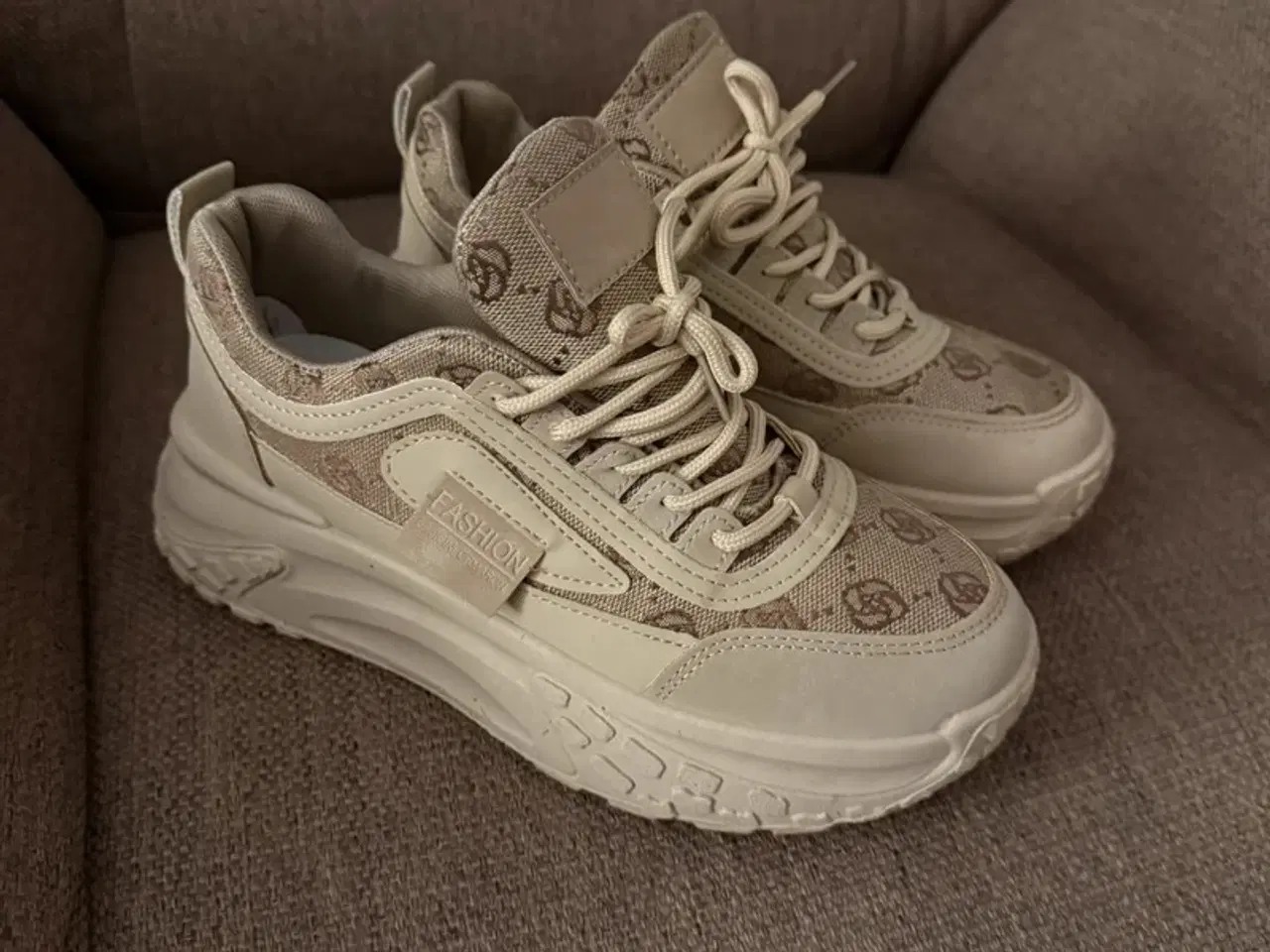 Billede 2 - Sneakers med snører. Beige. Str 38