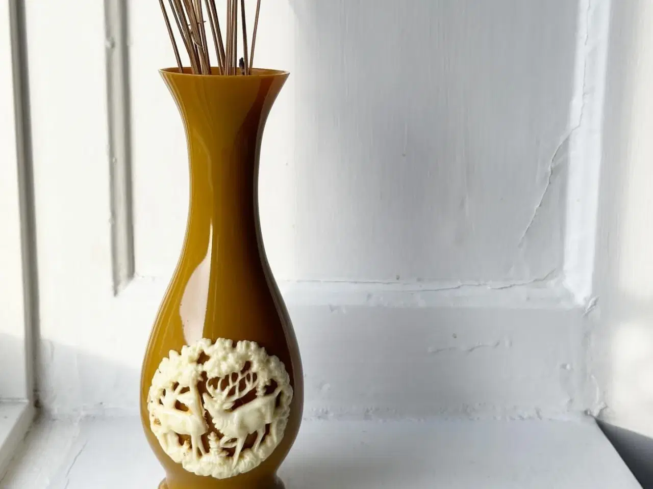 Billede 2 - Vase, sennepsgul plast m plastrelief