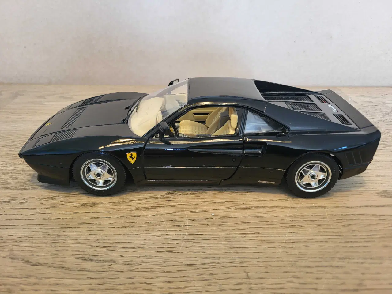 Billede 2 - Modelbil: FERRARI GTO 1984   Skala: 1/18
