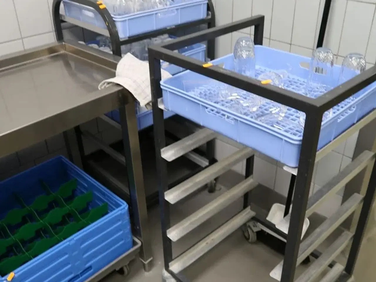 Billede 1 - 2 stk. stikvogne med opvaskebakker og div. Glas