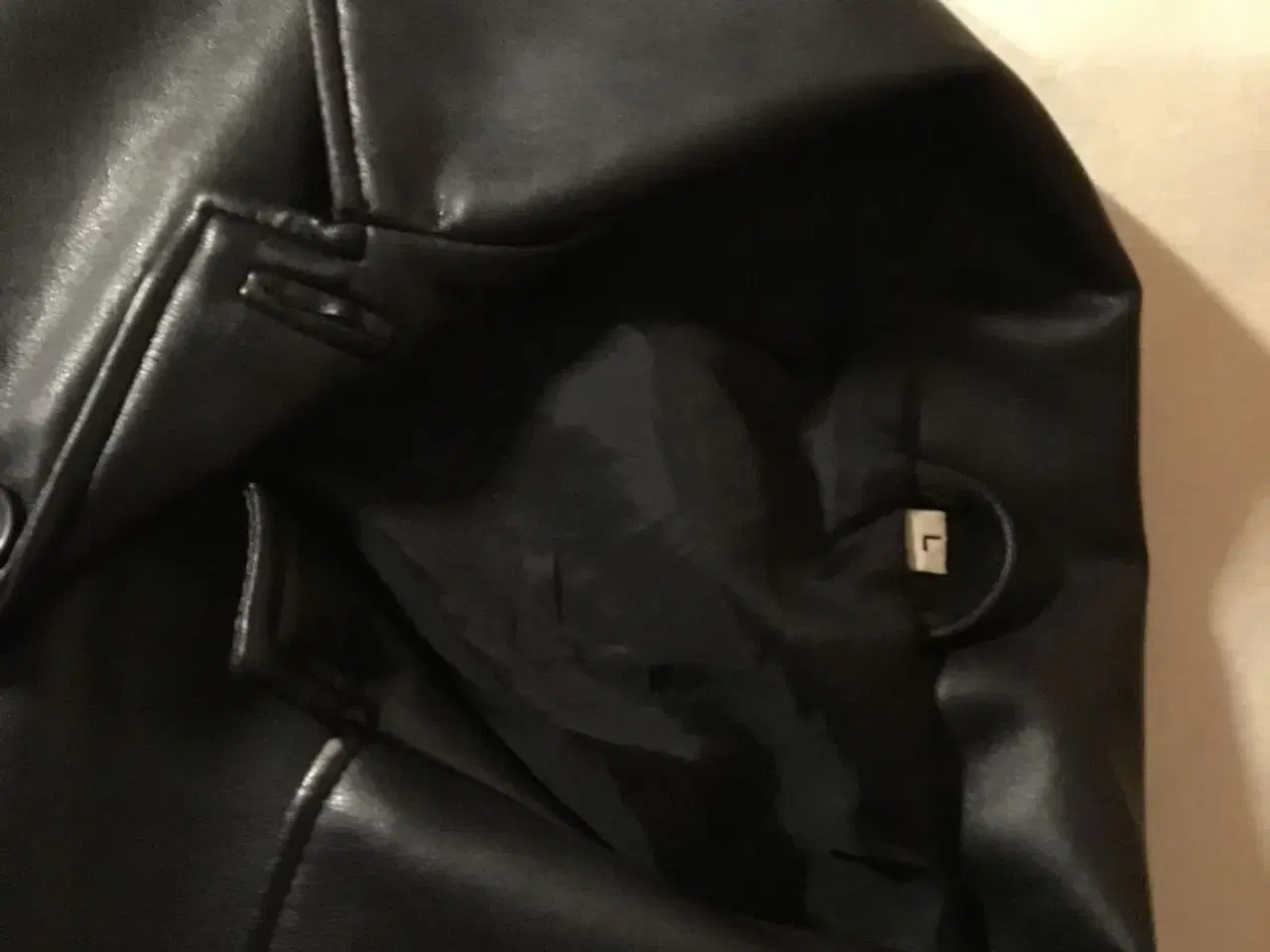 Billede 3 - Sort faux læder jakke til salg
