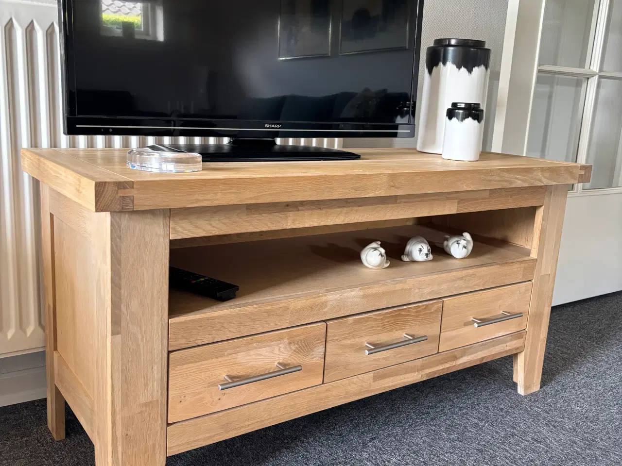 Billede 2 - TV-bord i sæbebehandlet/hvidpigmenteret eg