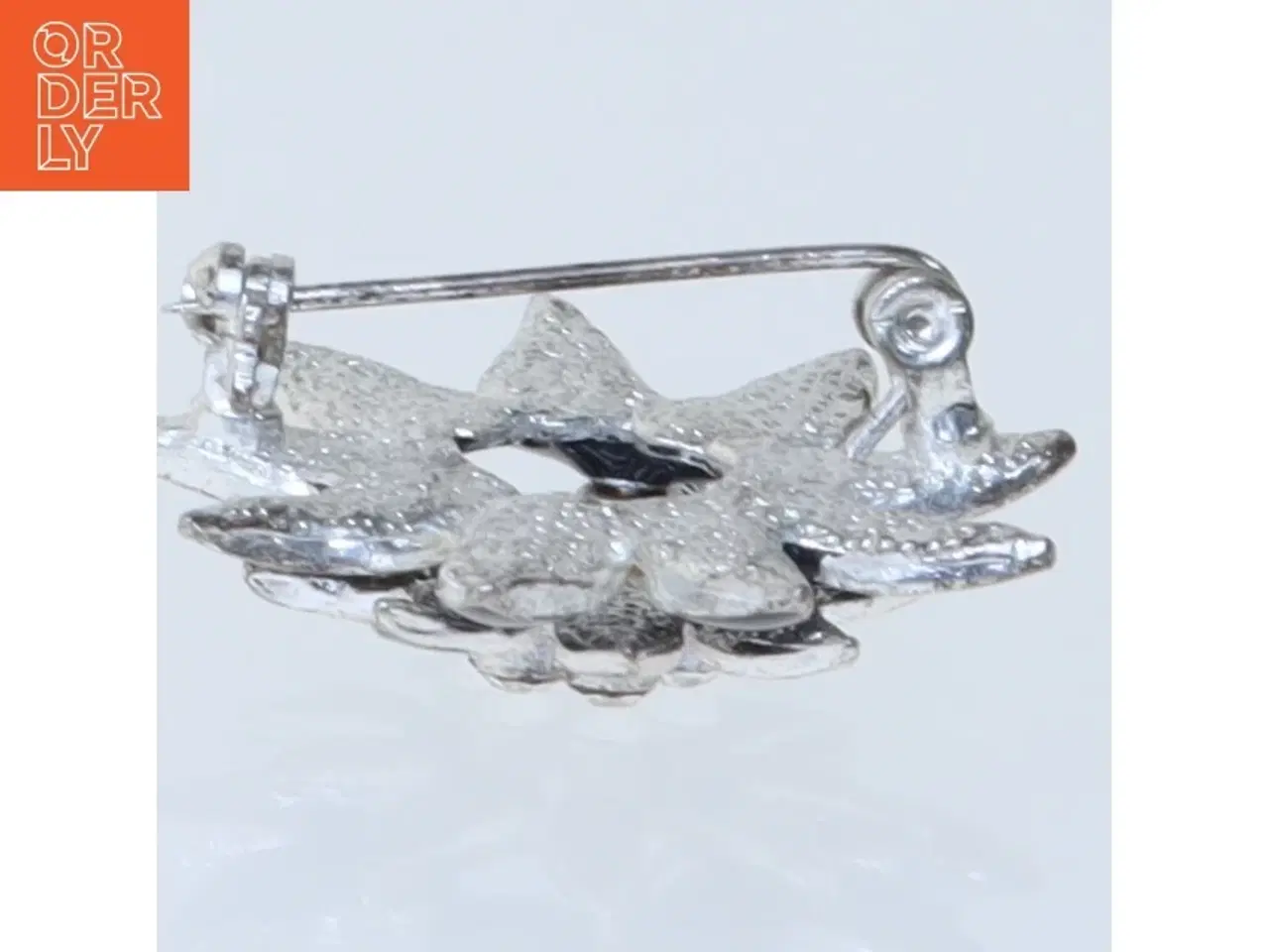 Billede 2 - Blomstformet broche i sort (str. 3,5 cm)