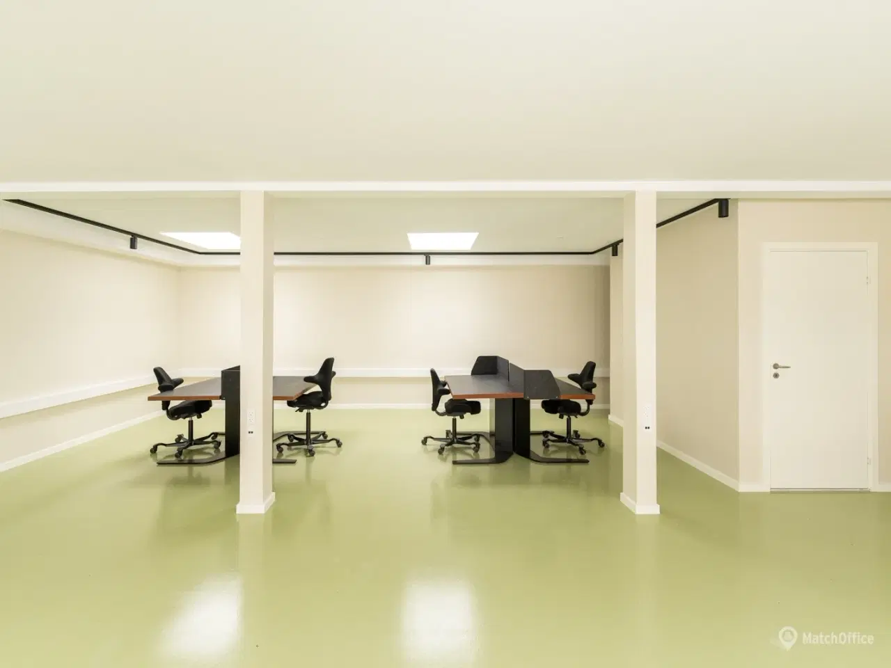 Billede 3 - Nyrenoveret studiokontor i Valby med ovenlys og stilfuldt tekøkken 