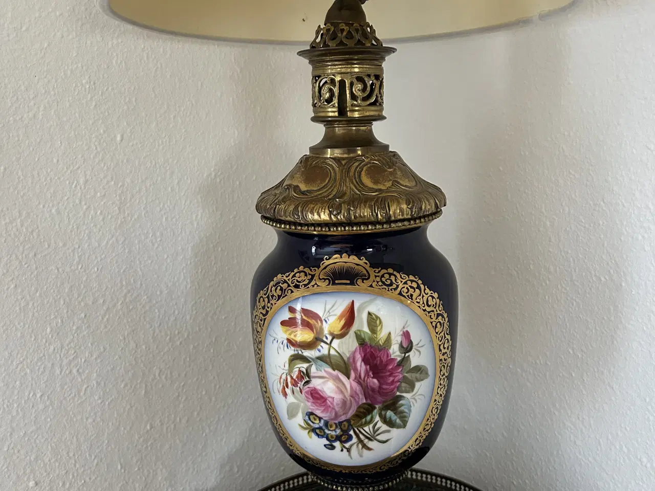 Billede 2 - 2 lamper med forskelligt blomster motiv 