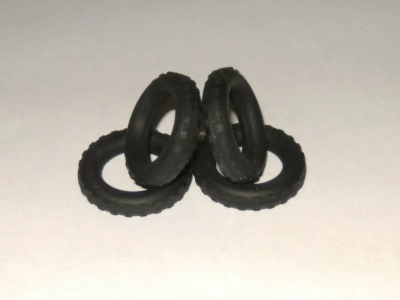 Billede 1 - Ny dæk til Tekno Blikbiler.