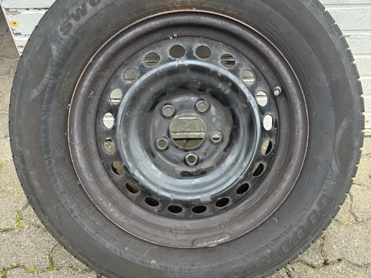 Billede 2 - 4 vinterhjul m/ hjulkapsler og opbevaringsstativ