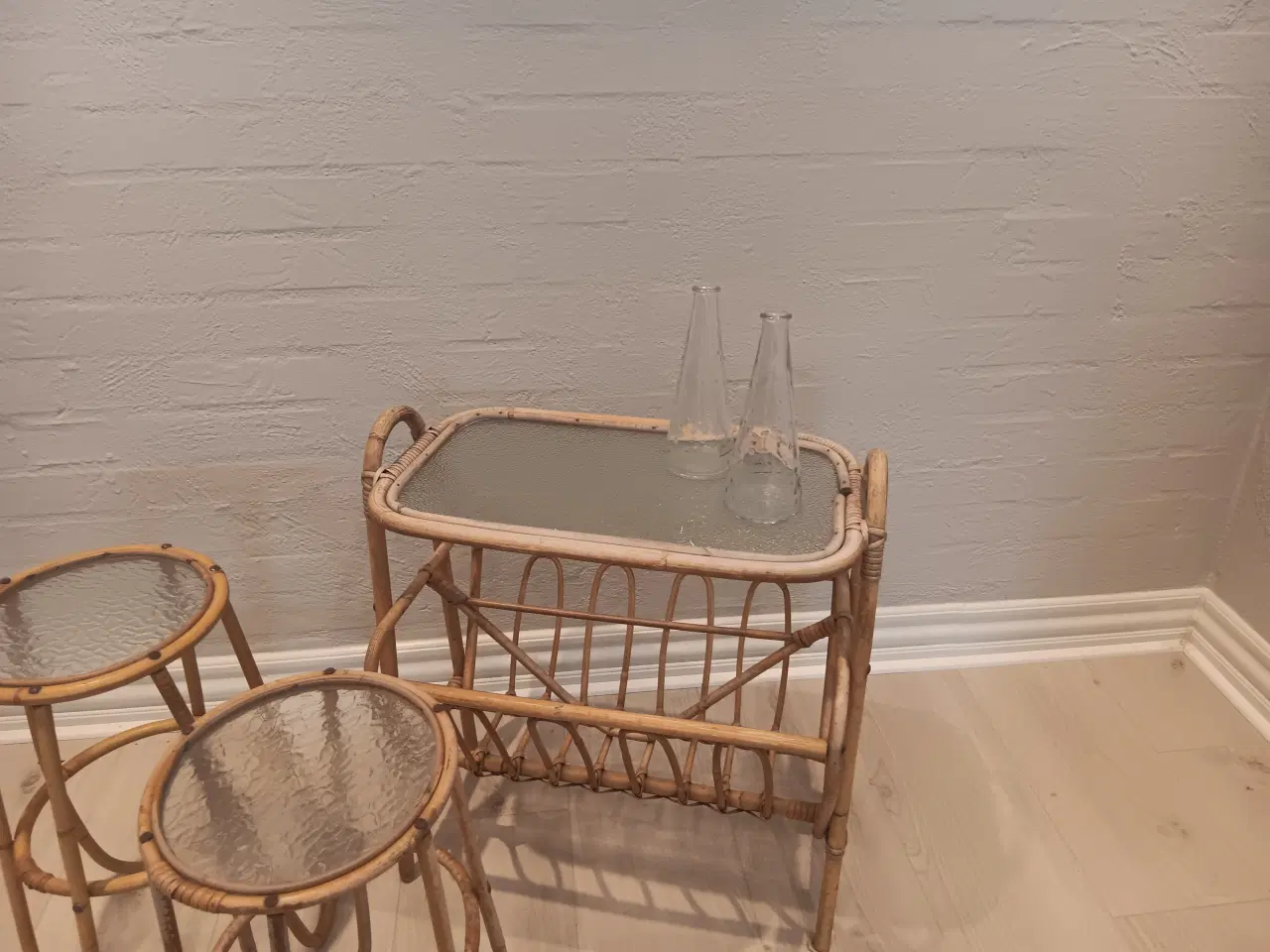 Billede 2 - Bord m. avis/bladholder + to blomsterborder