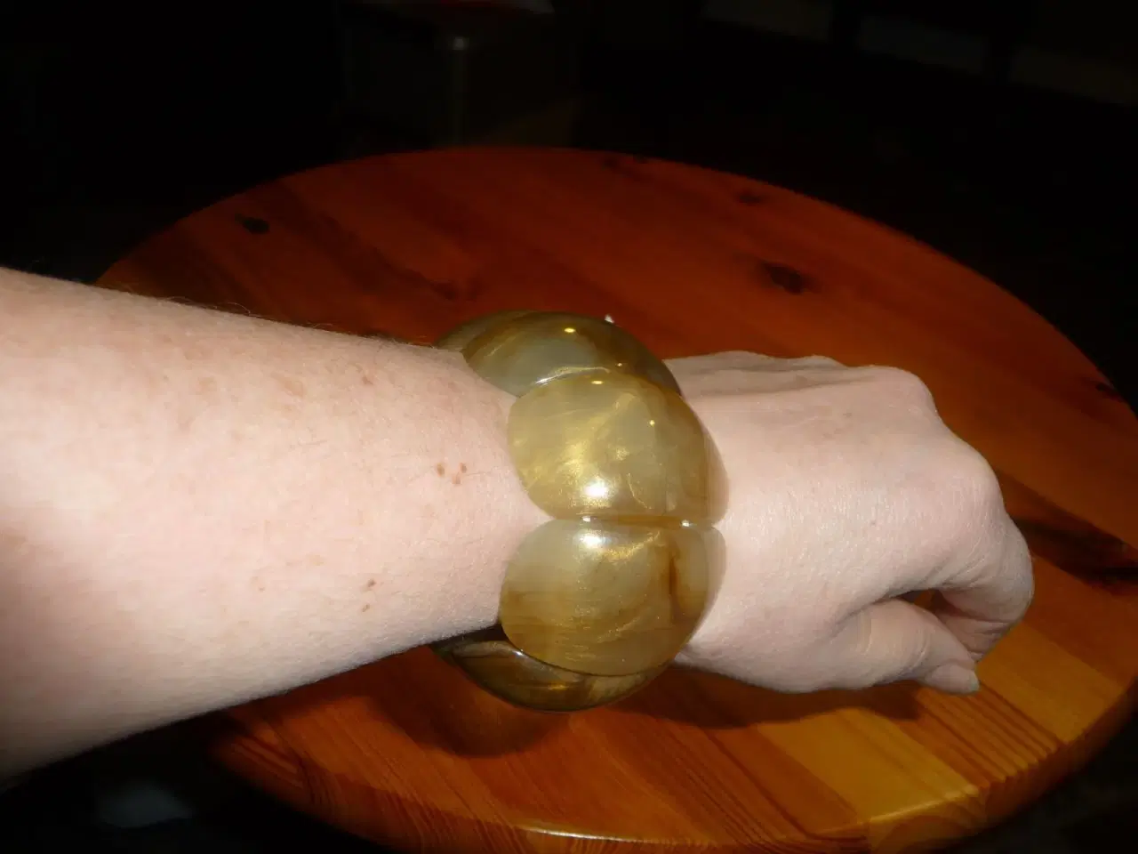 Billede 3 - armbånd med plastik perler.