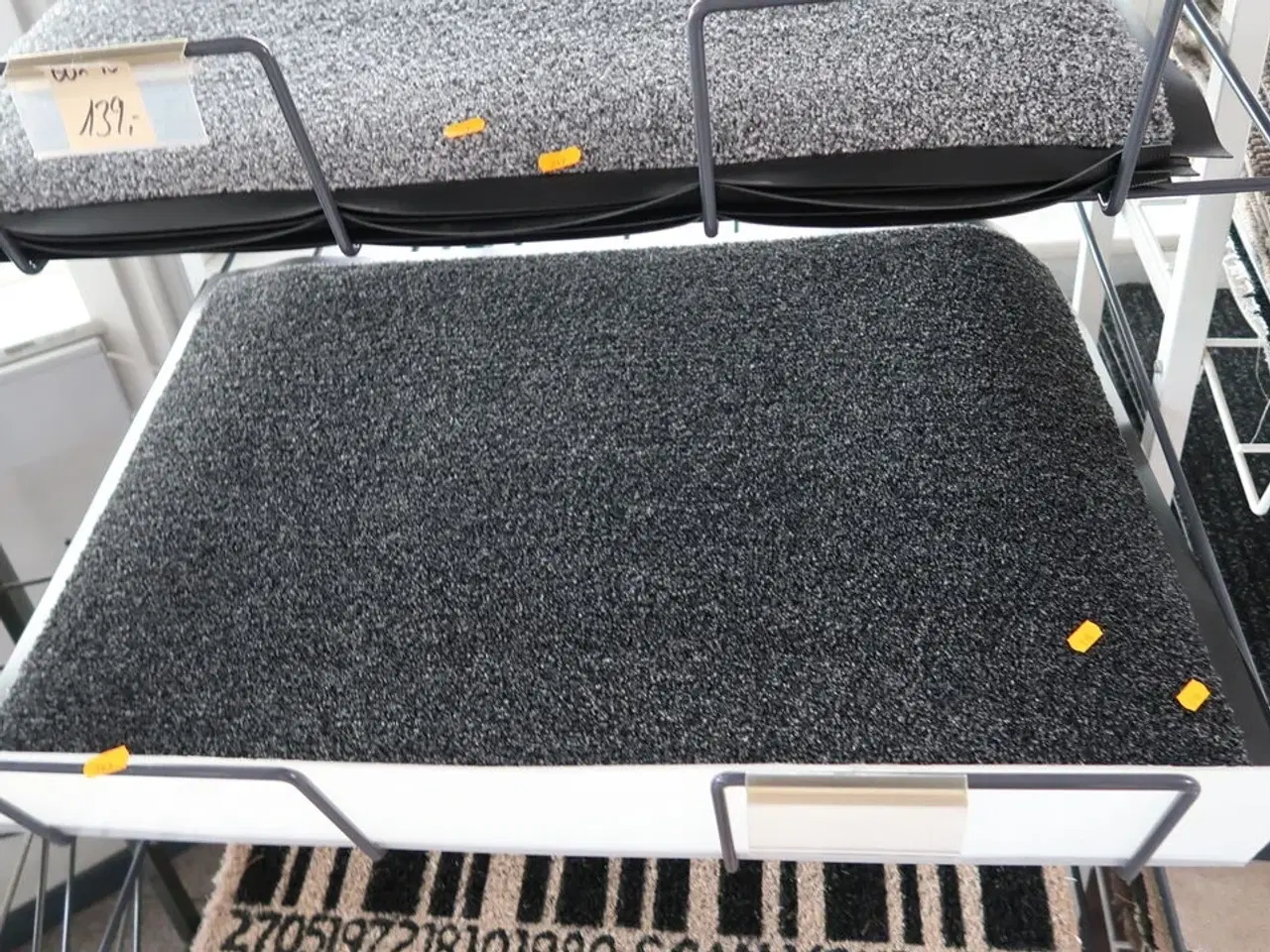 Billede 3 - Hylde med dørmåtter