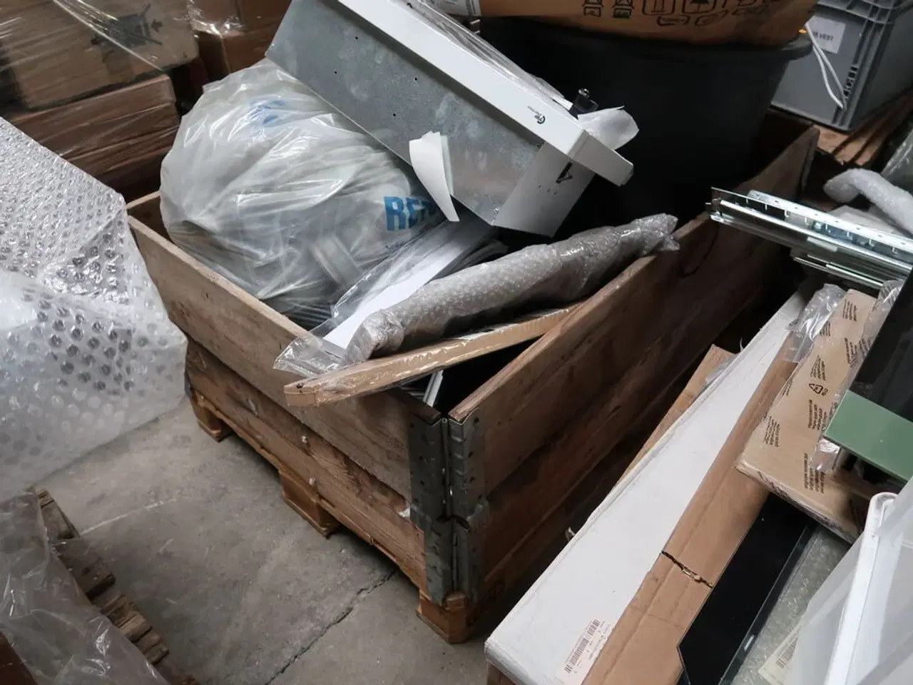 Billede 4 - Palle med emhætter m.m.