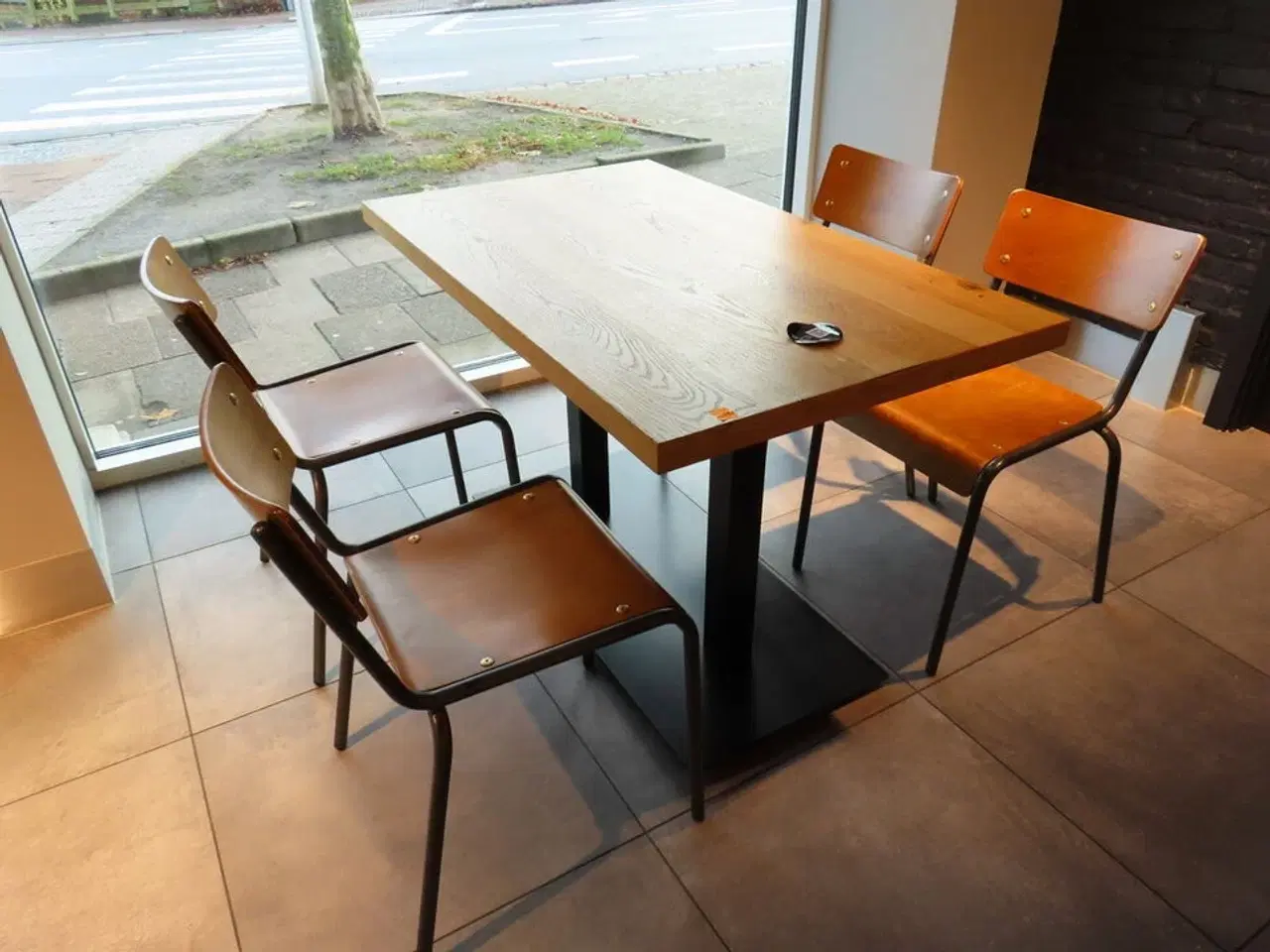 Billede 1 - Bord med fire stole