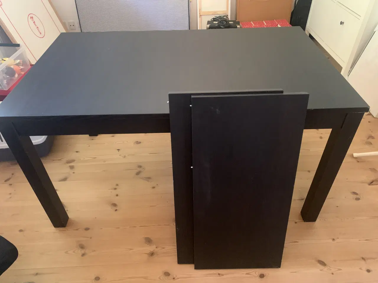 Billede 3 - Spisebord i bejset træ