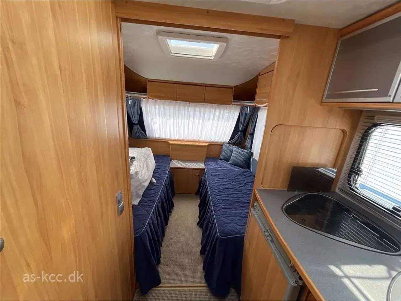 Billede 8 - 2006 - Adria Adora 472 LU   Adria Adora 472 LU årgang. 2006 Incl Isabella 3 m Commodore Dawn, mover, tæpper i vognen