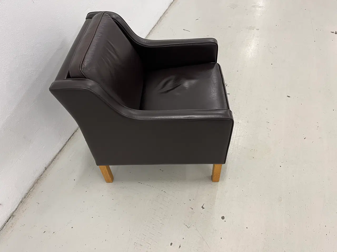Billede 6 - Mogens Hansen MH195 lav stol i Dark Brown læder.
