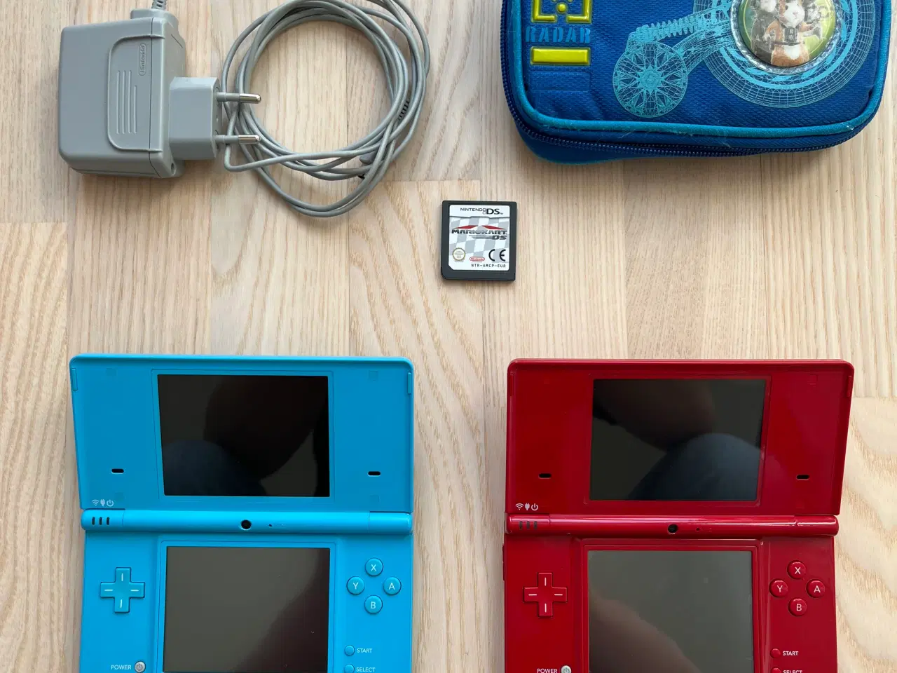 Billede 1 - 2 Nintendo DSi håndholdt konsol i rød og blå